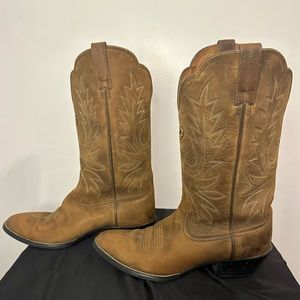 Womens Ariat Heritage cowboy boots. Size 9B